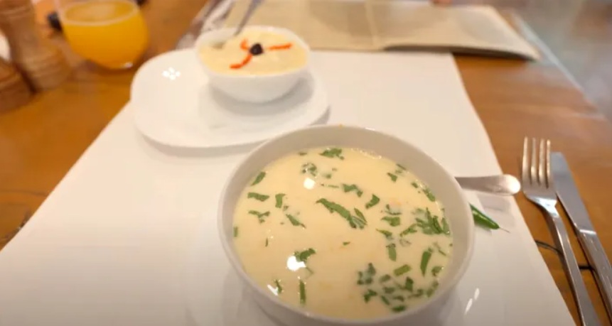 Cât costă o porție de salată de boeuf la restaurantul lui Mircea Dinescu din București: „Testăm și ne dăm cu părerea”