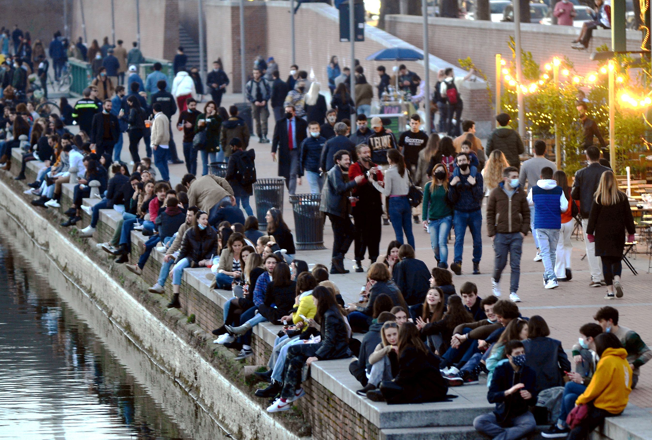 Aglomerație de nedescris la Milano, înainte ca orașul să fie din nou vizat de restricții