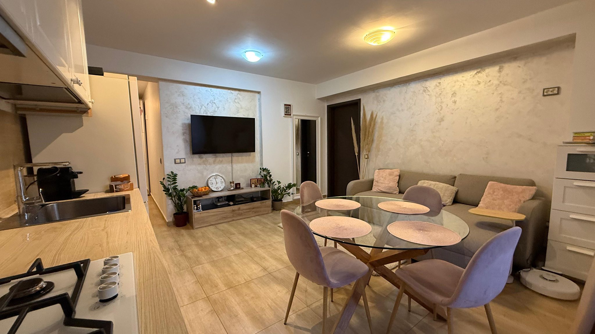 Imagini cu casa în care locuiește Deea Maxer. A scos apartamentul la vânzare: „E momentul să facem o schimbare”