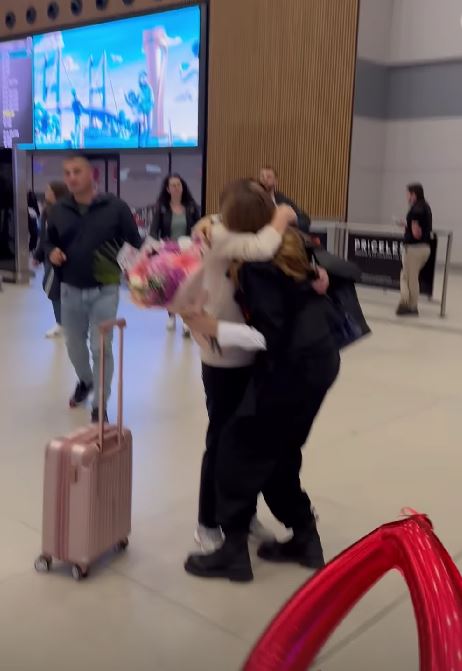 Iulia Vântur, întâlnire emoționantă cu mama ei în aeroport: „Reunite”. I-a adus flori și baloane