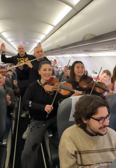 Ce a făcut Andra în avion la 10.000 de metri înălțime: „Gălăgie”! Reacțiile fanilor: „Plângere la compania aeriană”