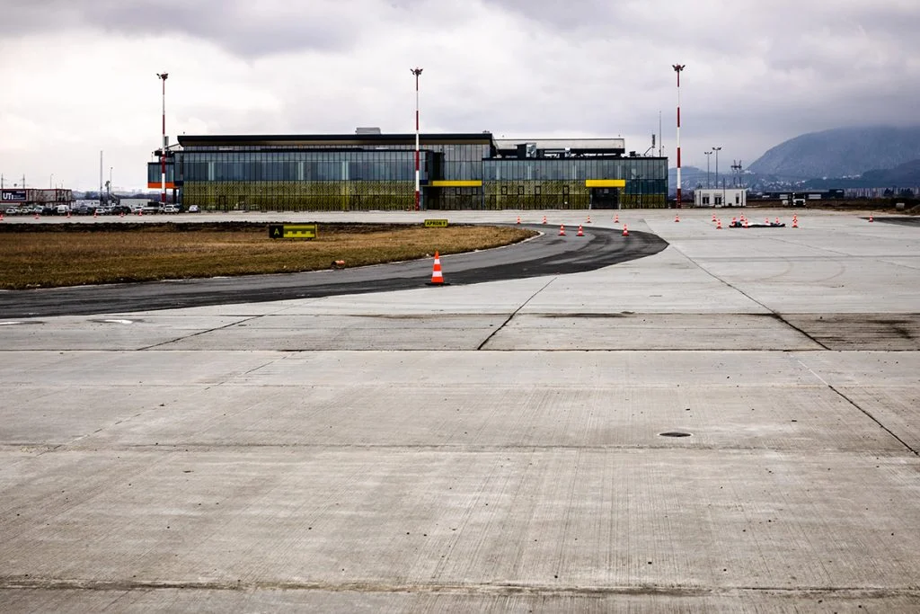 IMAGINI. Cum arăta acum un an aeroportul neterminat din Brașov și cum au reușit să-l finalizeze. Este primul aeroport nou din România din ultimii 50 de ani