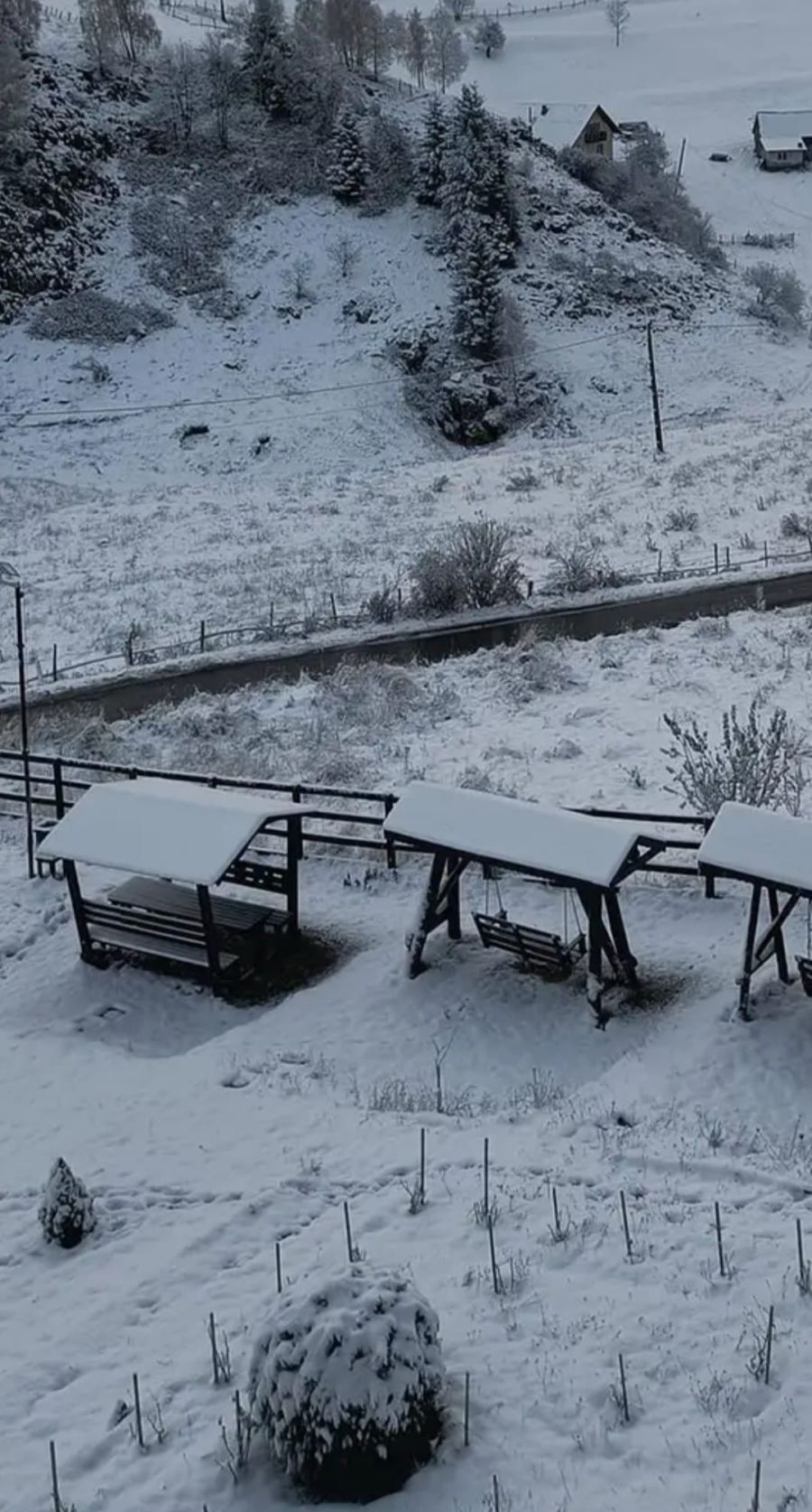 Iarna a venit la munte, Transalpina s-a închis, drumarii intervin cu material antiderapant | Video
