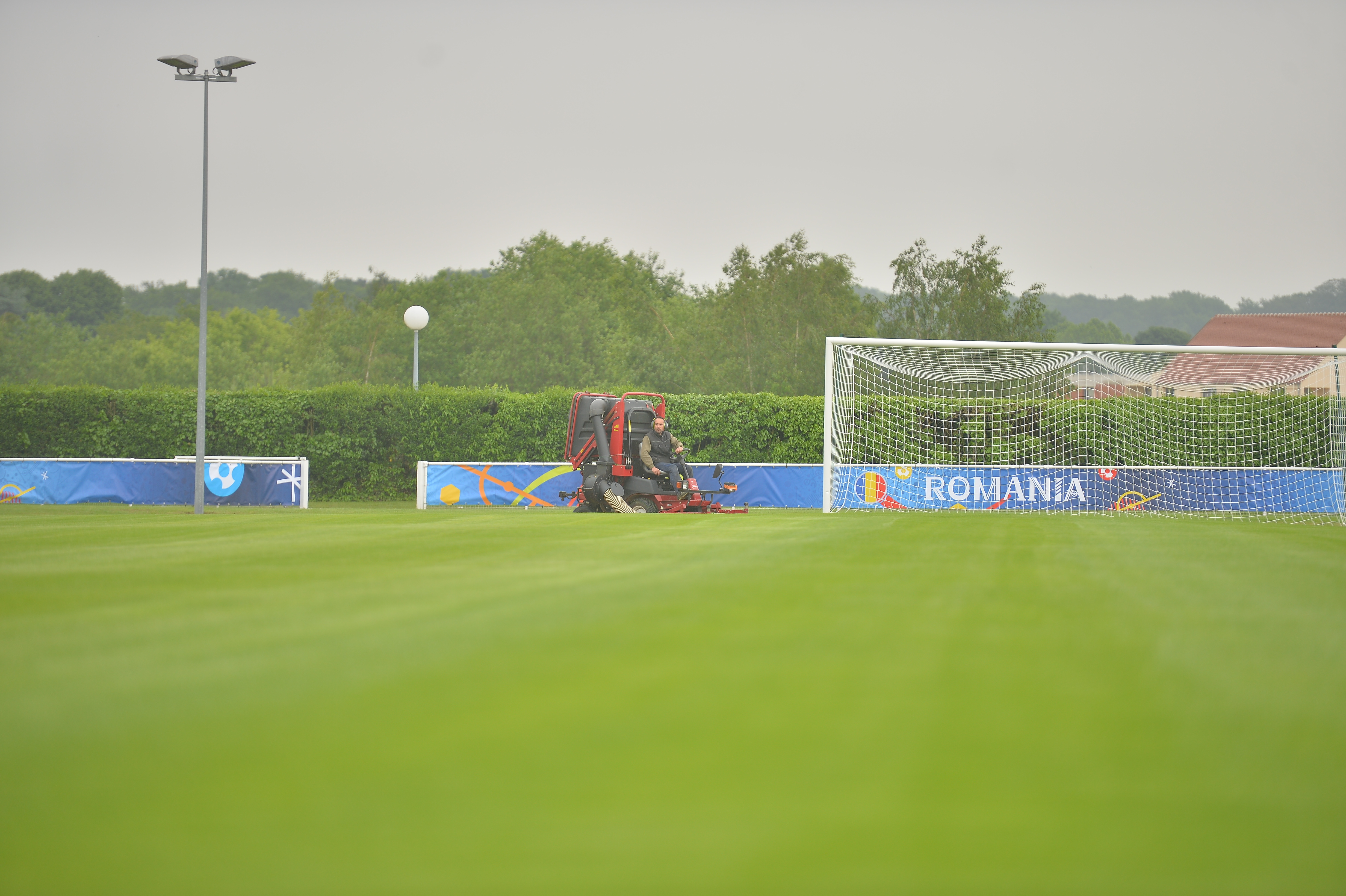 Libertatea, la Euro 2016. Hotelul tricolorilor, terenul de antrenament, Parisul sub ape, fanzone-ul și gloanțele de la Bataclan | EXCLUSIV
