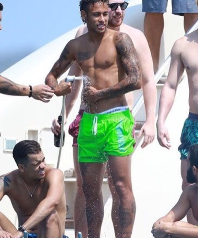 Neymar a sărbătorit transferul la PSG, la Saint-Tropez, cu prietenii și cu fete | FOTO&VIDEO