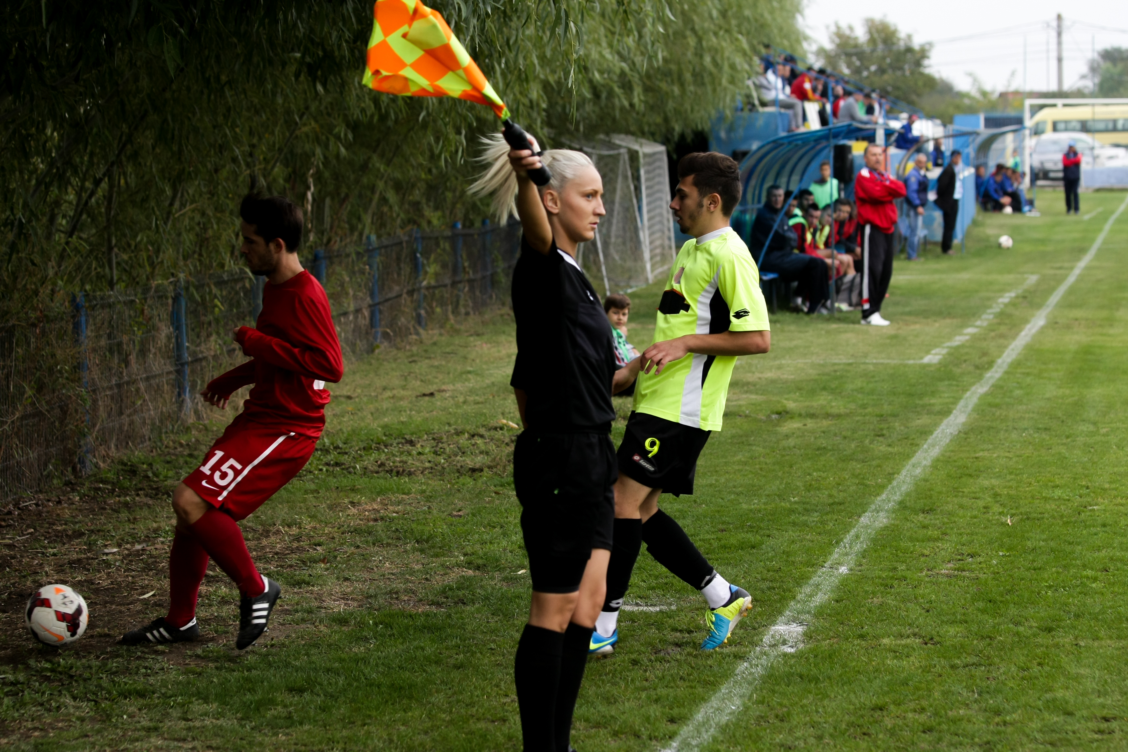 ”Vai de capul vostru!”. Trei arbitre care vor pe lista FIFA, față-n față cu atmosfera de la un meci de Liga III