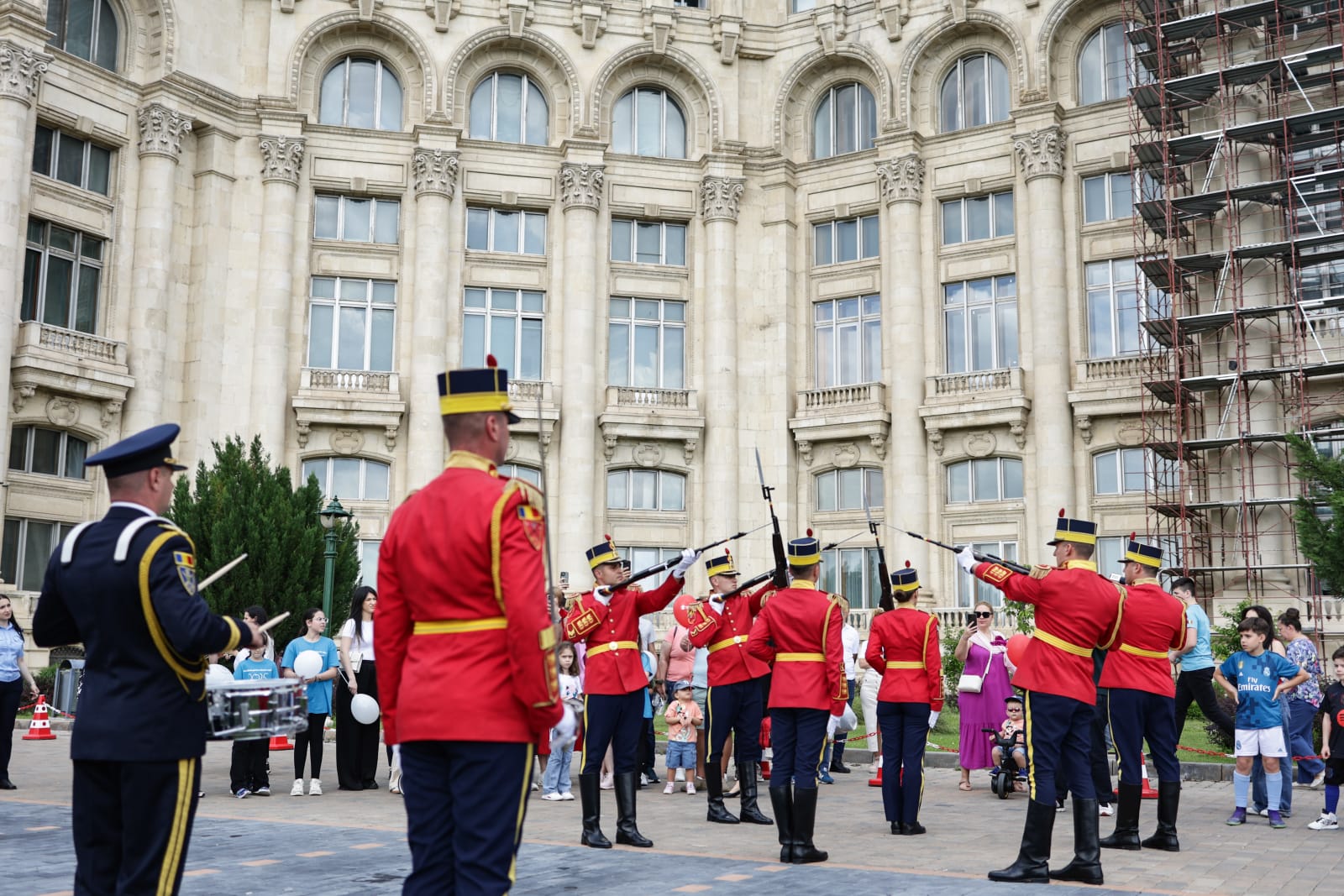 Copiii au cucerit curtea Parlamentului României: de la sport și antrenamente cu vedete la tehnică militară