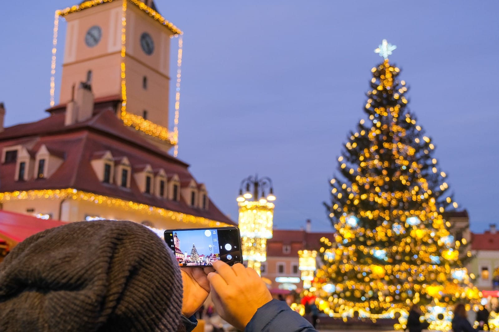 Târgul de Crăciun Brașov 2024. Căsuțe cu produse tradiționale, dar și cel mai înalt brad de Crăciun natural din România