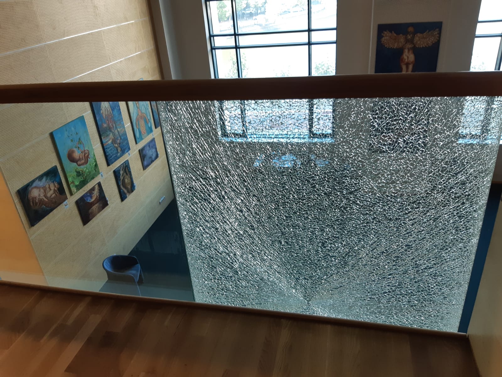 Imagini cu mizeria din Biblioteca Națională: pereți mânjiți, praf, parchet rupt. Directorul Cioroianu spune că „nu are bani” și îi ceartă pe cititori