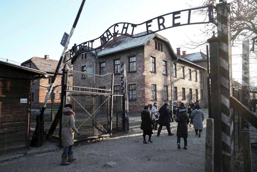 VIDEO | Angela Merkel a vizitat prima oară lagărul de la Auschwitz. Cancelarul german și-a exprimat „rușinea profundă”