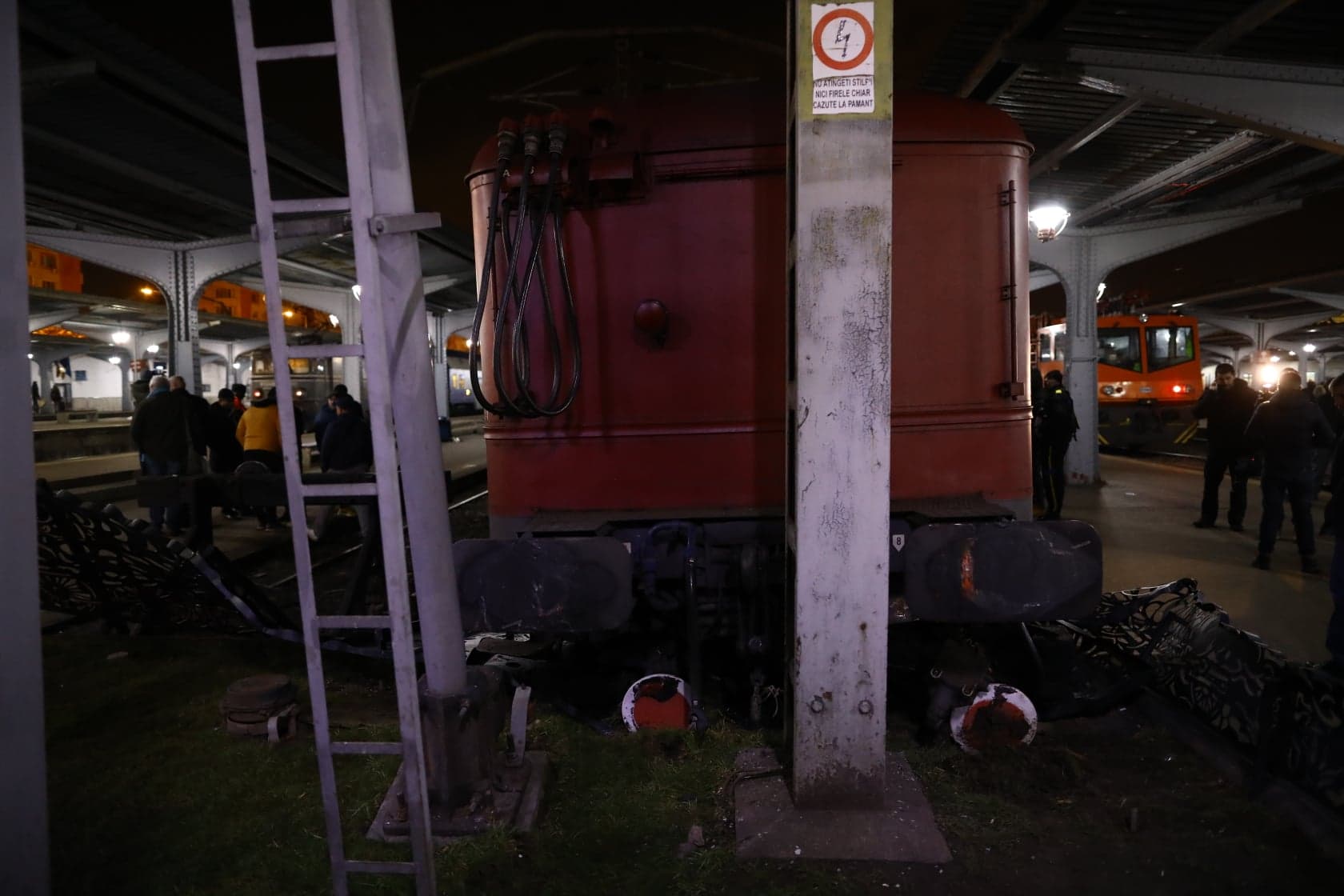 FOTO | Incident grav în Gara de Nord! Un tren nu a frânat la timp și aproape a intrat pe peronul central