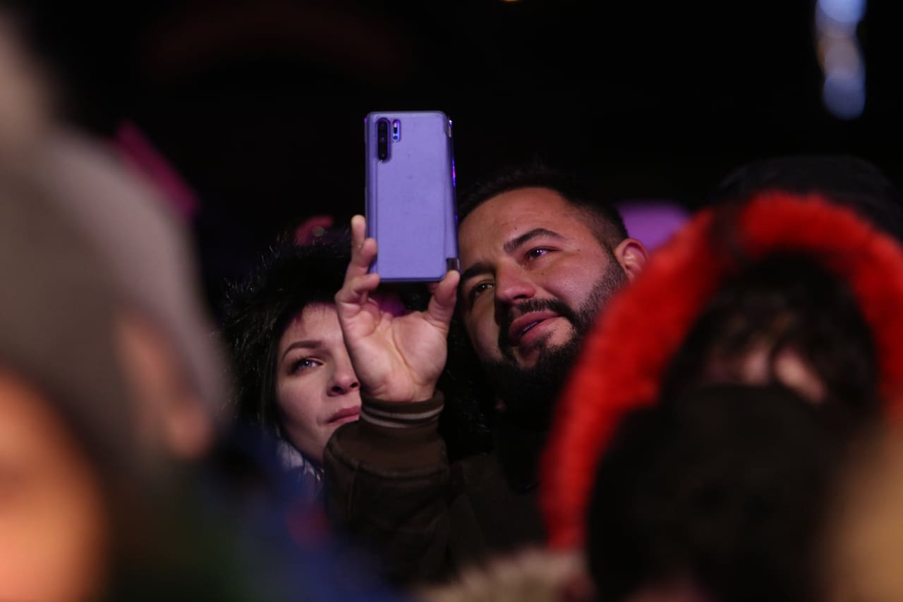 Revelion 2020 pe ritm de disco, în Piața Constituției din București. Cum s-au distrat bucureștenii la cumpăna dintre ani