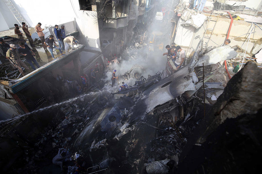 VIDEO | Un avion cu peste 100 de persoane la bord s-a prăbușit în Pakistan. Imagini de la locul tragediei