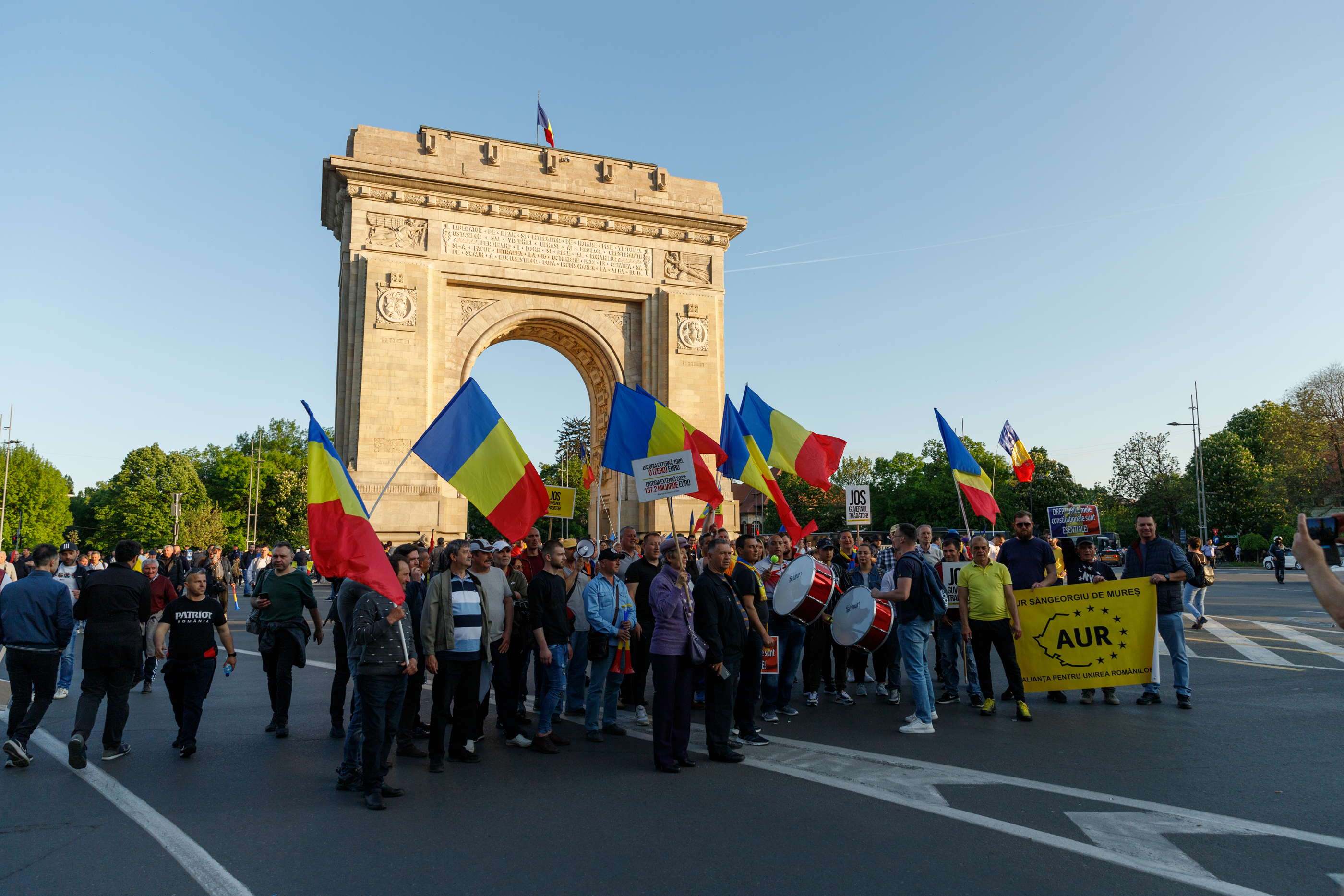 REPORTAJ. Am mers patru ore alături de protestatarii AUR. Ce i-a motivat să vină de la sute de km distanță la chemarea singurului lider de partid din România care e pomenit de susținători pe numele mic: „George”
