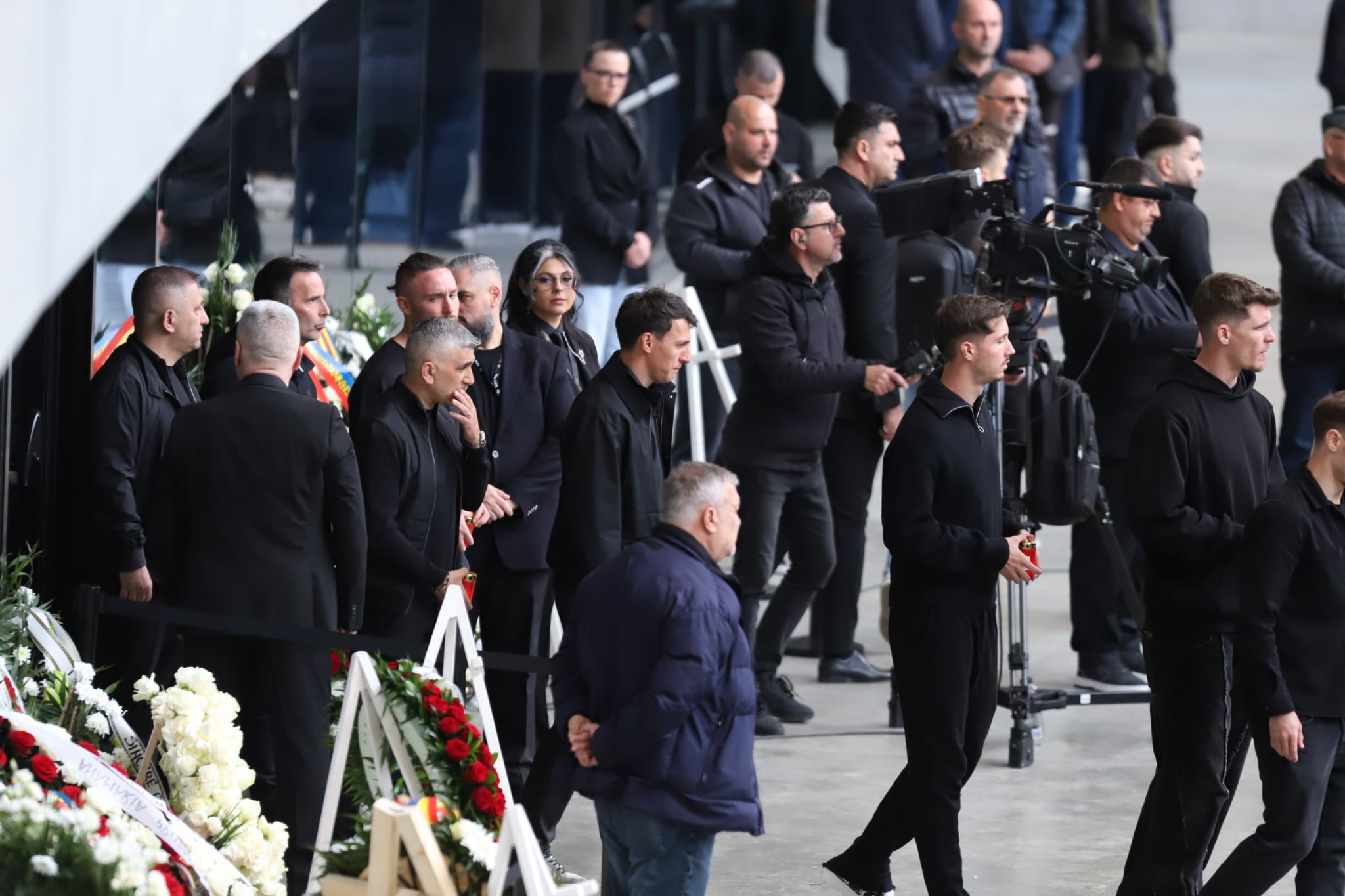 Livetext Mii de români își iau adio de la Mircea Lucescu la Arena Națională înainte de funeraliile cu onoruri militare / „Leucemia i-a provocat și grăbit sfârșitul”