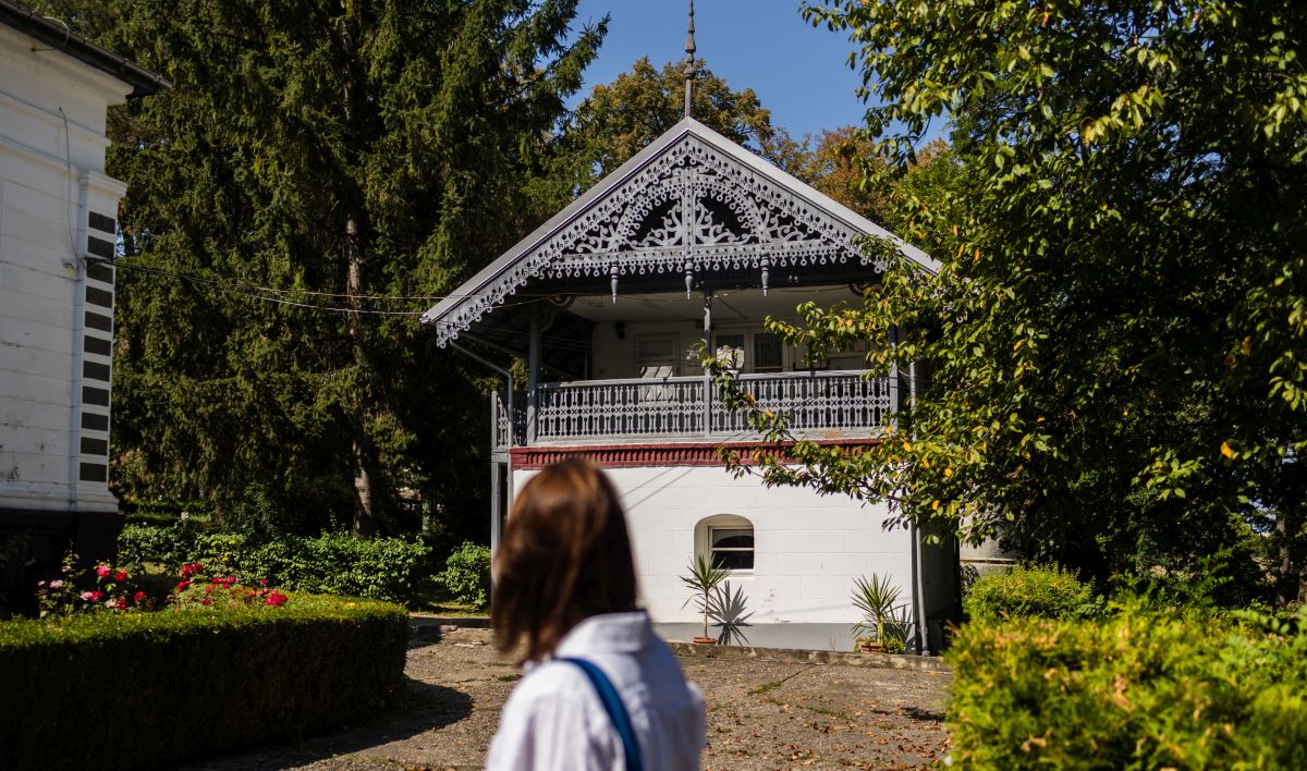 Cinci locuri pe care e musai să le vezi, chiar dacă pentru asta trebuie să te duci până la Cucuieții din Deal. Povestea bisericii de lemn cu tavan de stele