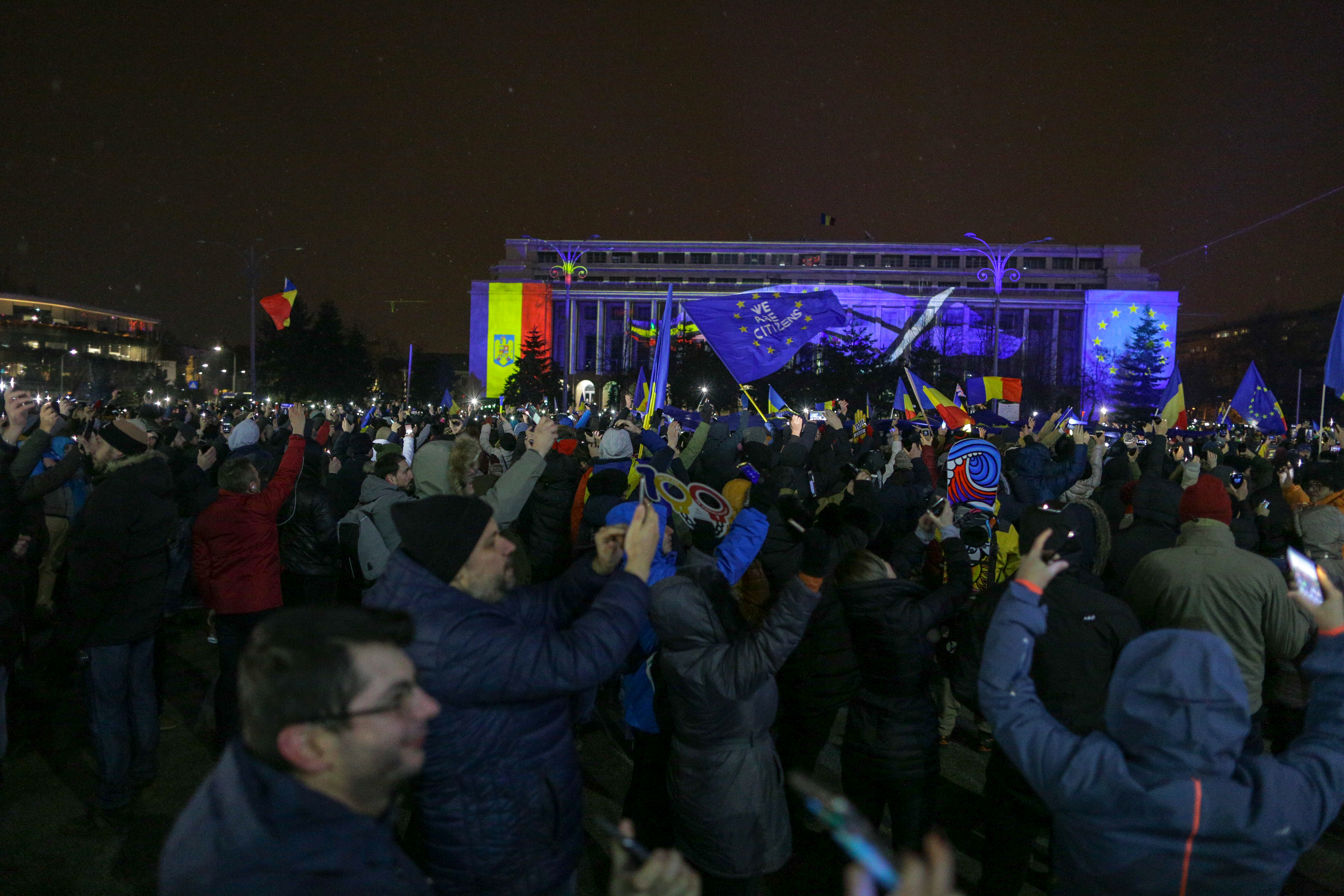 VIDEO/ Proteste în București, în fața Guvernului, și în principalele orașe din țară. Cioloș și Barna, prezenți în Piața Victoriei