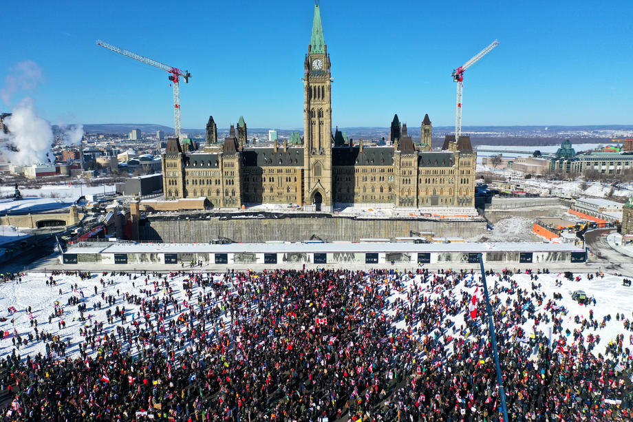 Mii de canadieni s-au alăturat protestului camionagiilor față de vaccinarea obligatorie. Justin Trudeau, dus într-o locație secretă