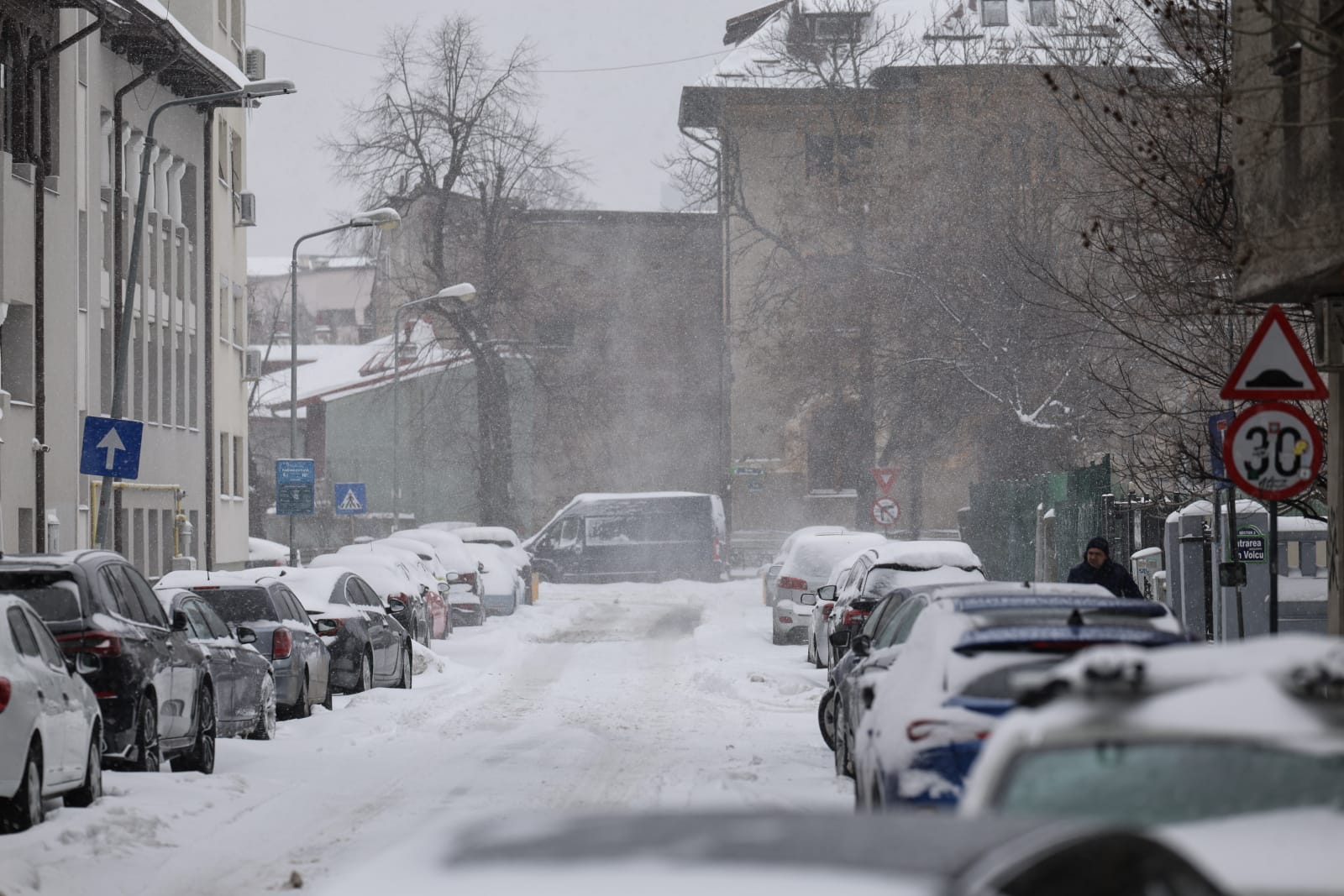 Codul galben de ninsori și viscol a făcut prăpăd în mai multe județe: copaci rupți și mașini distruse în București, drumuri închise sau restricționate în 16 județe | VIDEO