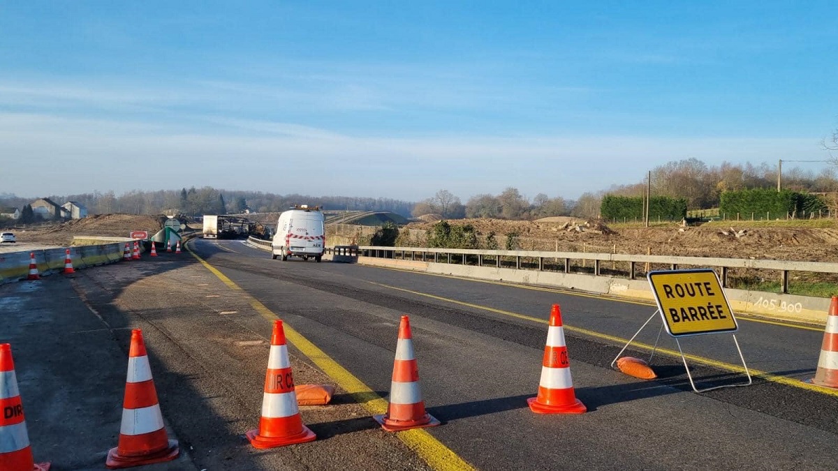 Trei șoferi de TIR au murit carbonizați în camioanele lor, care au luat foc după ce s-au ciocnit pe o șosea din Franța