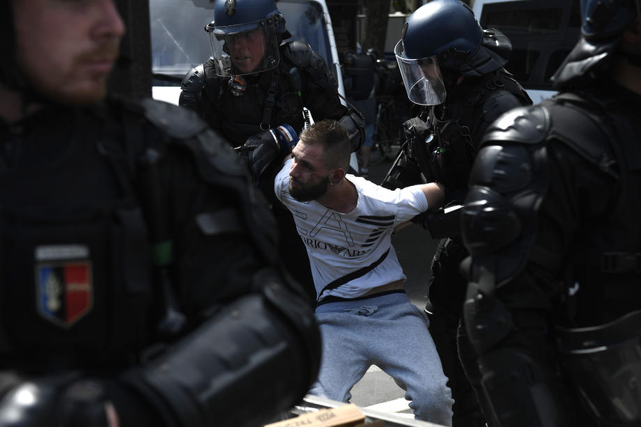Violențe la Paris chiar de Ziua Franței. Poliția a folosit gaze lacrimogene împotriva manifestanților