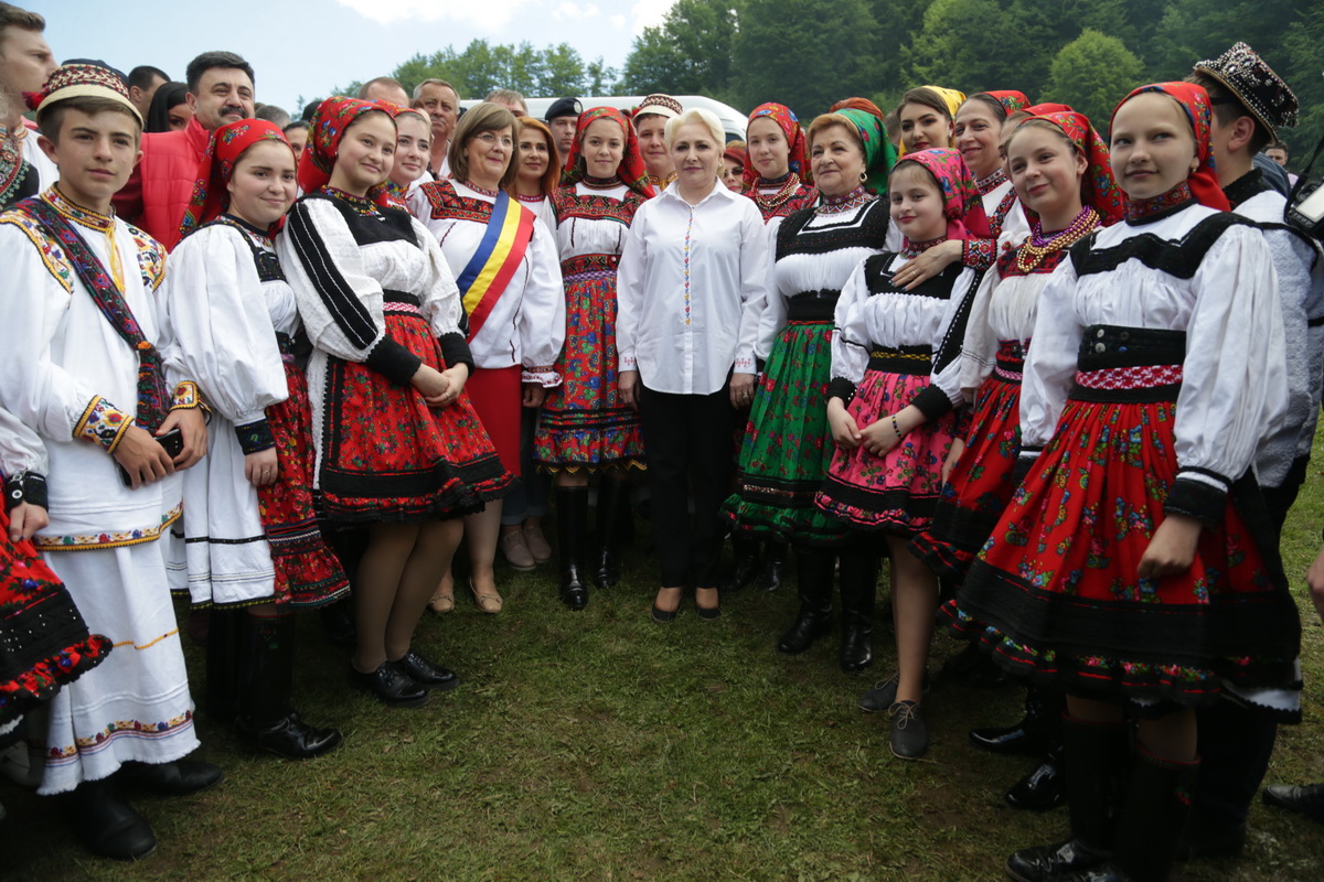FOTO | Premierul Viorica Dăncilă a mers la Festivalul Sâmbra Oilor. Reacţie la protestele din ultimele zile: "Adevăraţii români sunt oameni care îşi bazează atitudinea pe argumente"