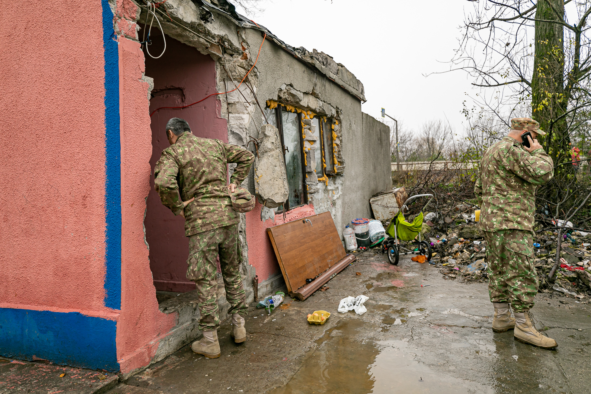 Armata s-a răzgândit: familia cu opt copii poate să rămână peste iarnă în cazarma părăsită