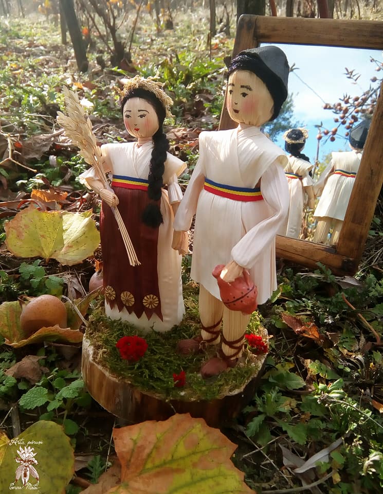 O artistă din Vâlcea transformă foile de porumb în obiecte de artă. Pasiune inspirată de bunici
