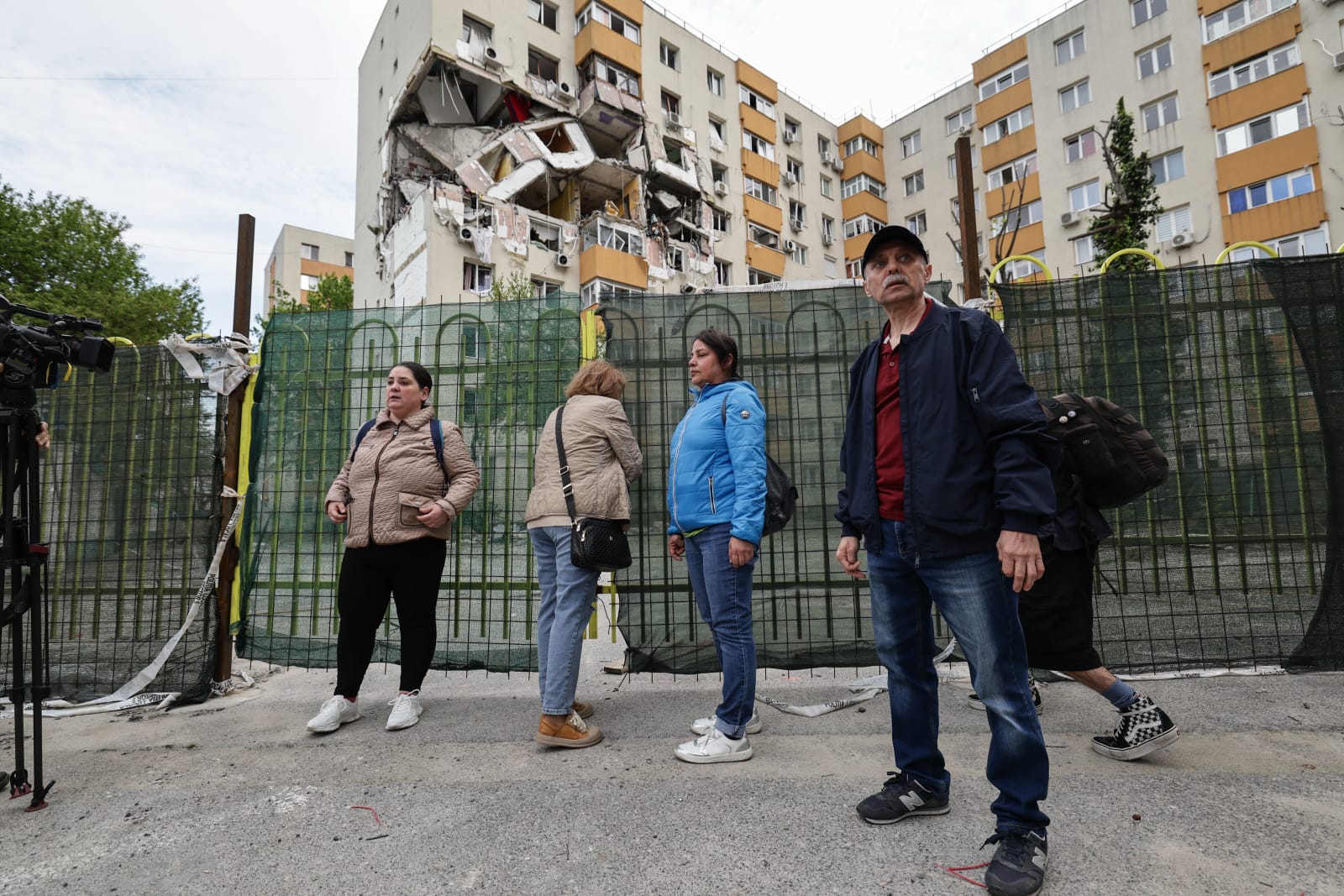 Locatarii blocului care a explodat în Rahova acum 6 luni sunt disperați: „Nimeni nu ne ajută. Venim ca proștii pe aici, ne uităm și plecăm”
