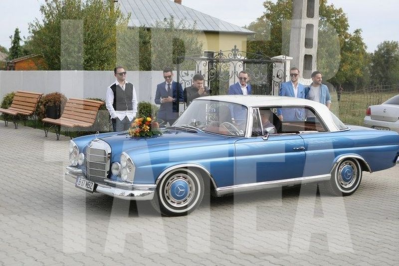 FOTO EXCLUSIV | Cum s-au îmbrăcat Ilinca Vandici și Andrei Neacșu la nunta lor. Ea, retro, el, trendy