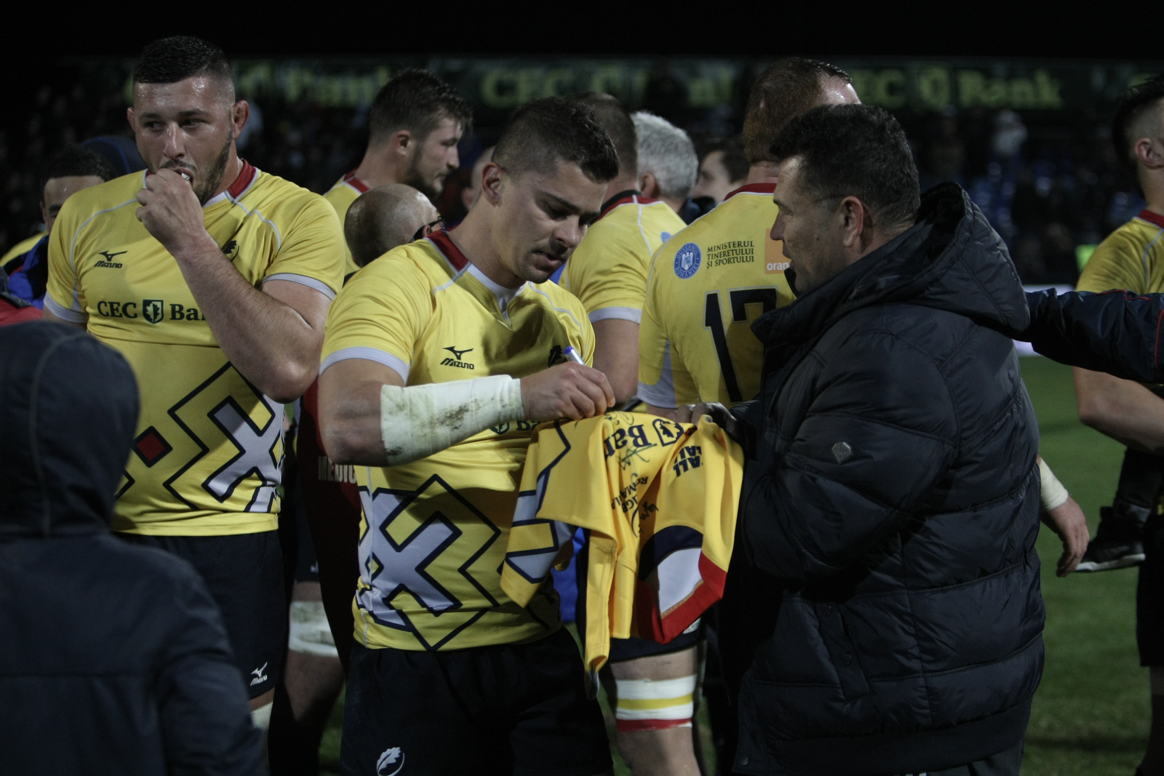 România a învins Canada la rugby. Fanii români au sărbătorit pe teren cu ”stejarii” și cu ”arțarii” | FOTO