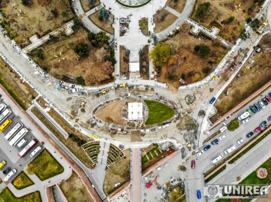 FOTO/ Cum arată Monumentul Marii Uniri de la Alba Iulia, după ce au fost date jos schelele. Are peste 1.300 de tone și a fost asemănat cu logo-ul Facebook