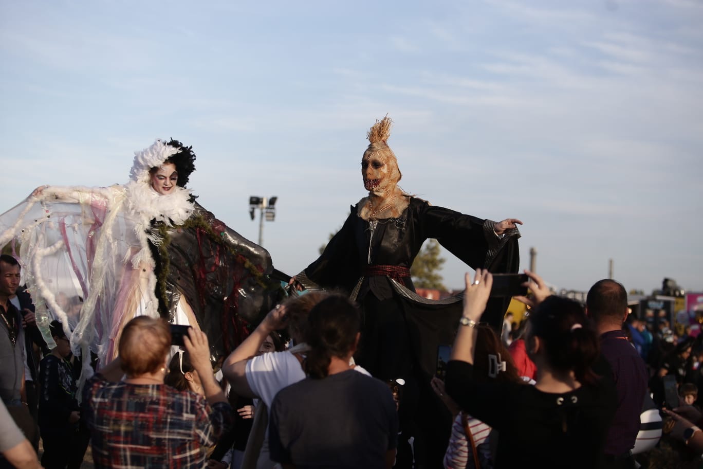FOTOREPORTAJ. Lacul Morii s-a transformat pentru cel mai mare festival de Halloween din România cu 15,5 tone de dovleci și peste o mie de baloți de paie