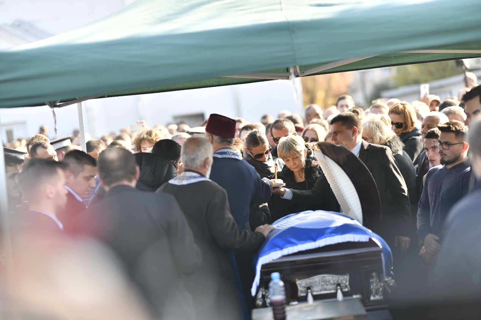 GALERIE FOTO / Mama lui Ilie Balaci a leșinat la înmormântarea fiului său
