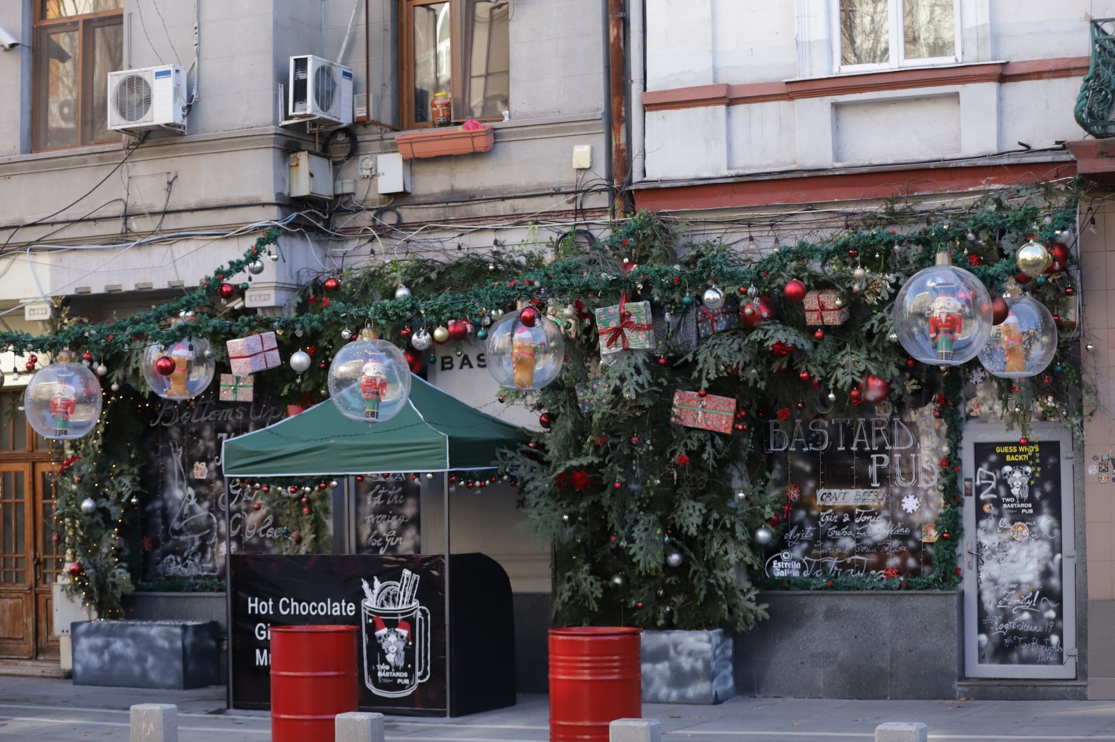 Bucureștiul s-a pregătit deja de Crăciun: imagini cu cele mai instagramabile localuri și clădiri împodobite în 2025