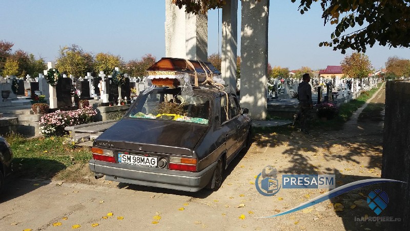 Un bărbat a transportat cadavrul fratelui cu mașina prin Satu Mare. Sicriul putea să cadă în orice moment