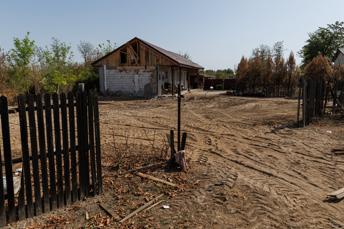 REPORTAJ. Crevedia, o lună după explozii. Și-a plâns caprele care au murit în suferință, iar acum, la 76 de ani, se acomodează cu viața în container: „E ca-n paradis, nu cade tavanul pe mine!”