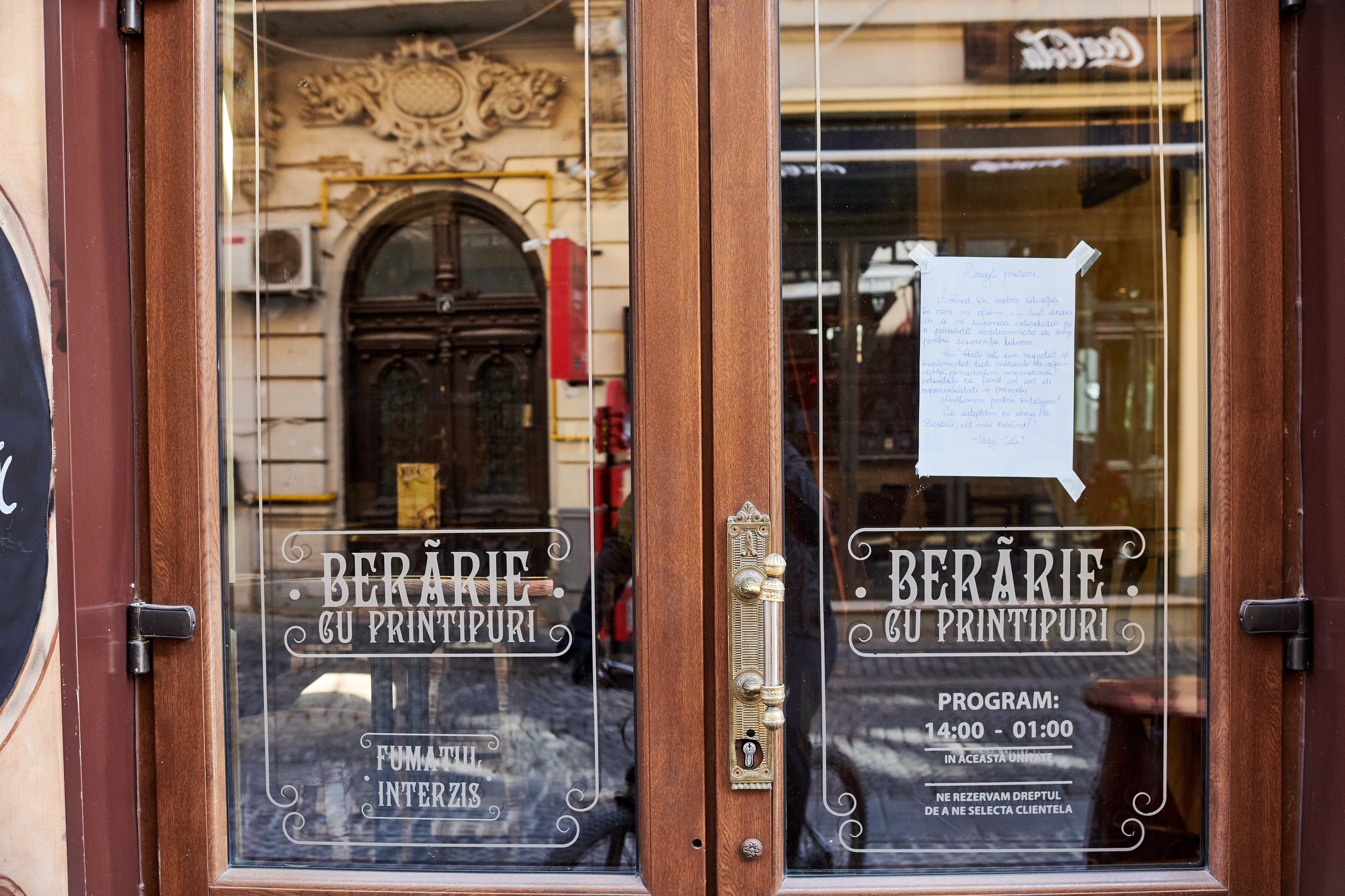 Starea de urgență îi ține pe bucureșteni în case și închide localurile din Centrul Vechi. Fotografii cu Capitala goală