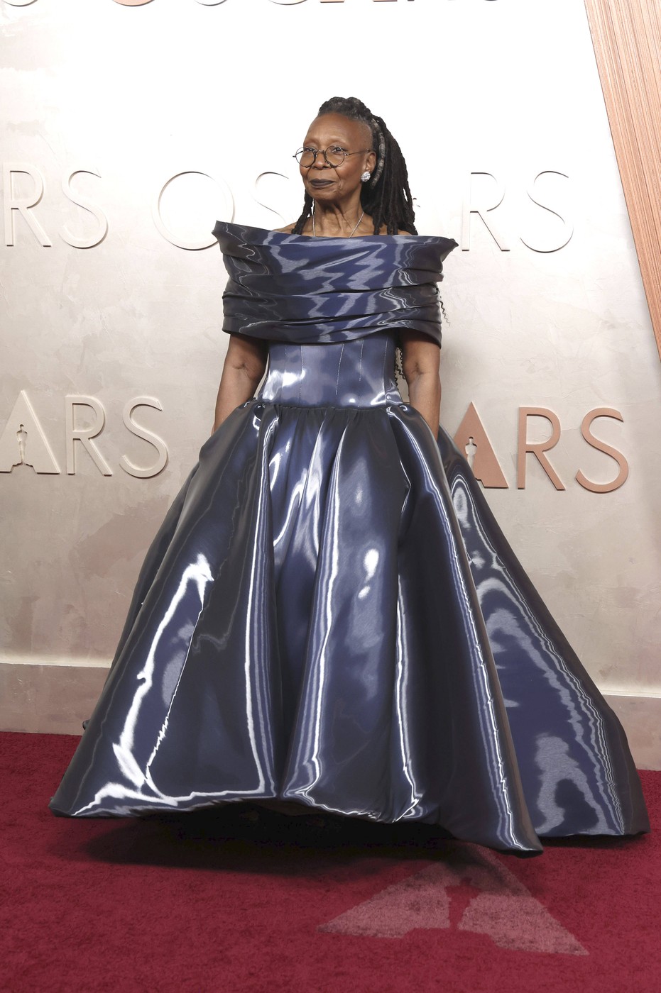 Rochia „apă lichidă” purtată de Whoopi Goldberg la Premiile Oscar 2025. Actrița în vârstă de 69 de ani și-a arătat și tatuajul de pe umăr