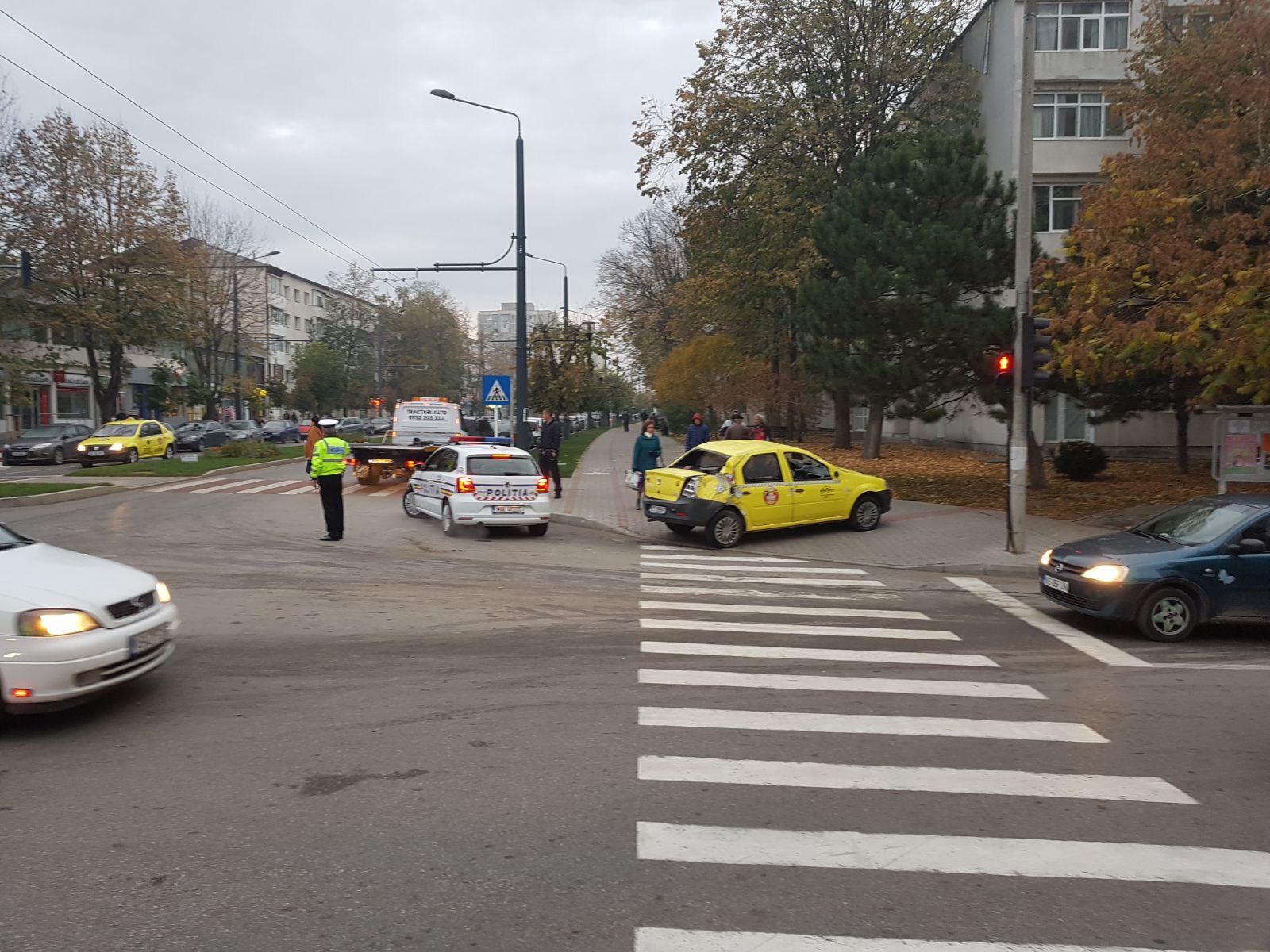 S-a răsturnat cu taxiul în urma unui accident spectaculos în Vaslui. Șoferul, la un pas de moarte | FOTO