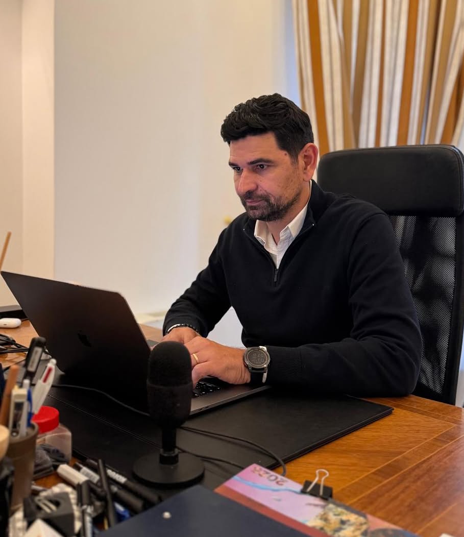 Atacul cibernetic de la ANCPI scoate din umbră rețeaua de firme cu relații politice care digitalizează instituții din România. Carlo Burci, Radu Negulescu și Frank Timiș, implicați în „dezvoltarea platformelor” de la Cadastru