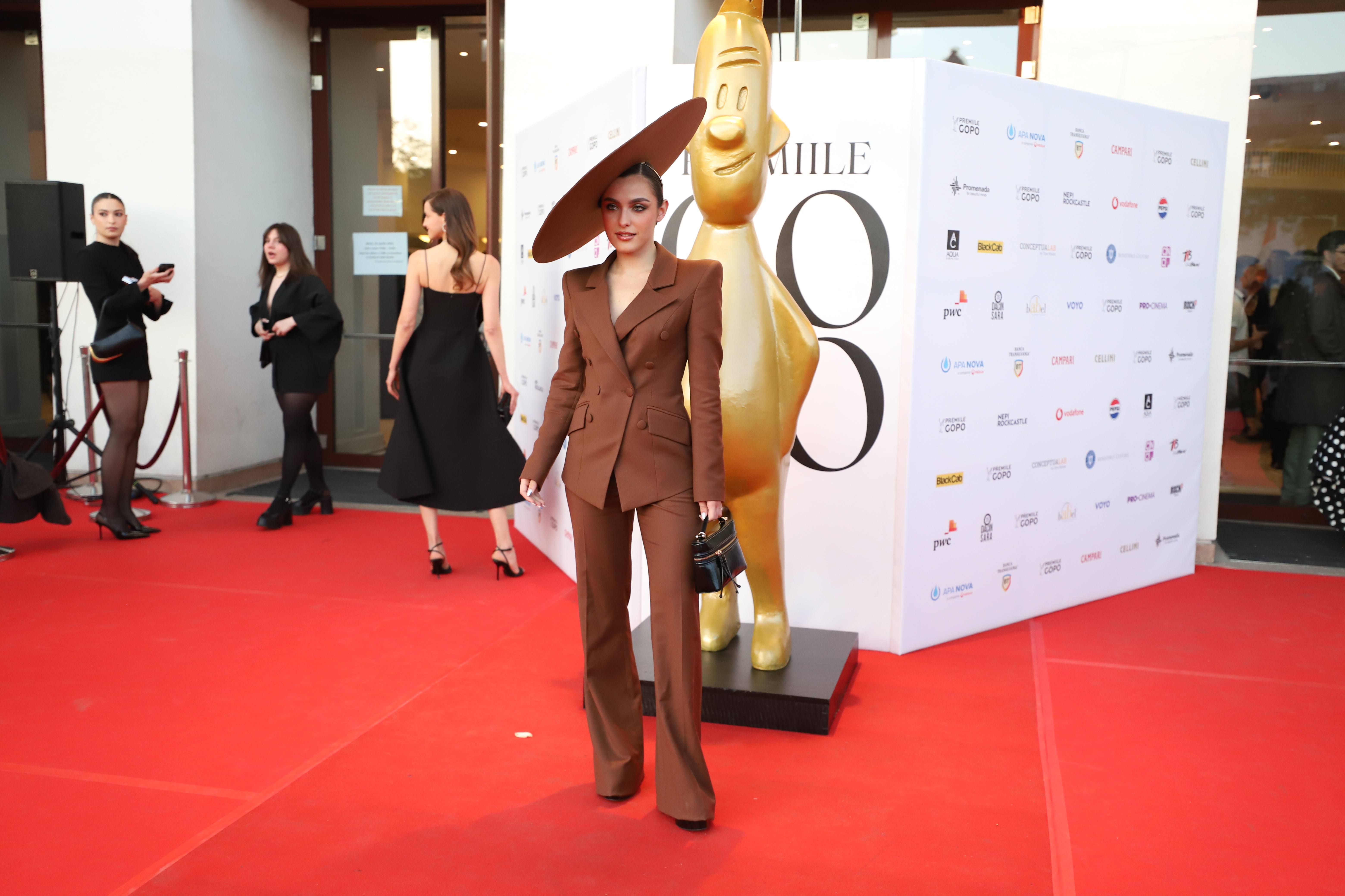 Alexia Eram și iubitul au uitat că sunt în public. Cum a fost surprinsă fiica Andreei Esca la mare