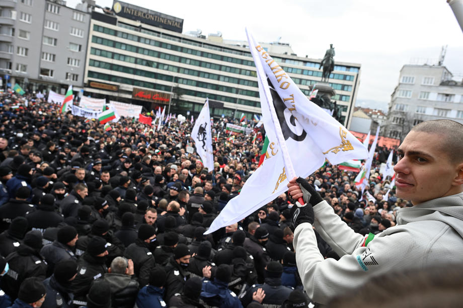 Incidente în Bulgaria, la un protest antirestricții. Manifestanții au vrut să intre în Parlament, unde ușile au fost baricadate cu mese