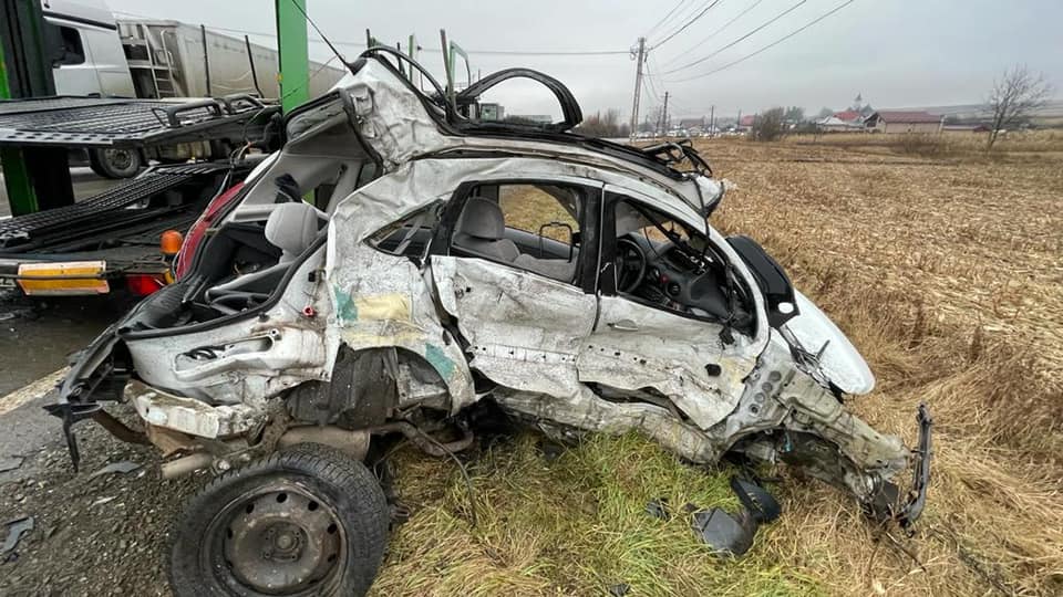 Citroen C3 complet deformat de impactul cu un TIR, în Suceava. Șoferița de 69 de ani a murit pe loc