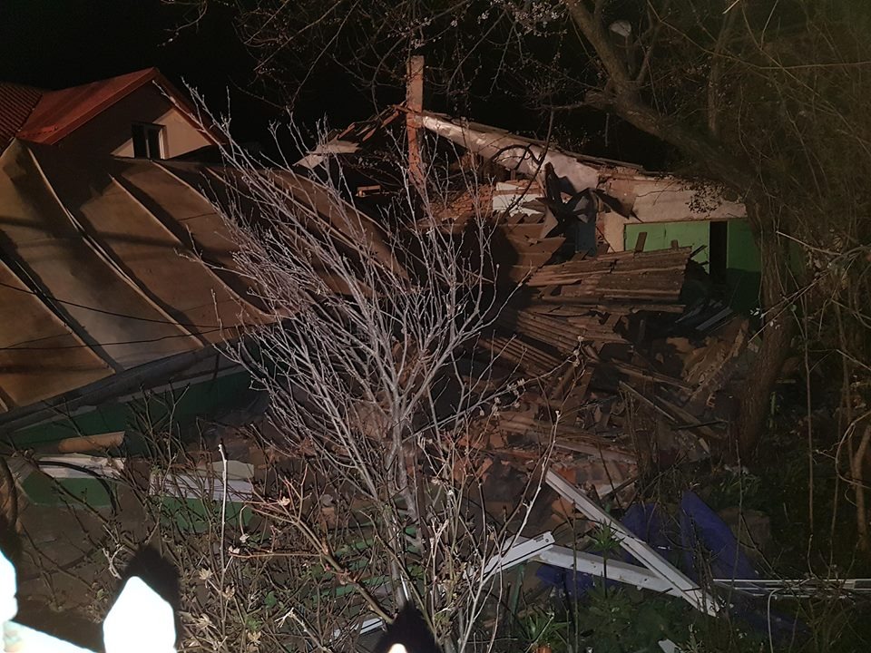 Casă prăbușită peste o bătrână, în urma unei explozii puternice în Roman. Femeia a fost grav rănită/ FOTO