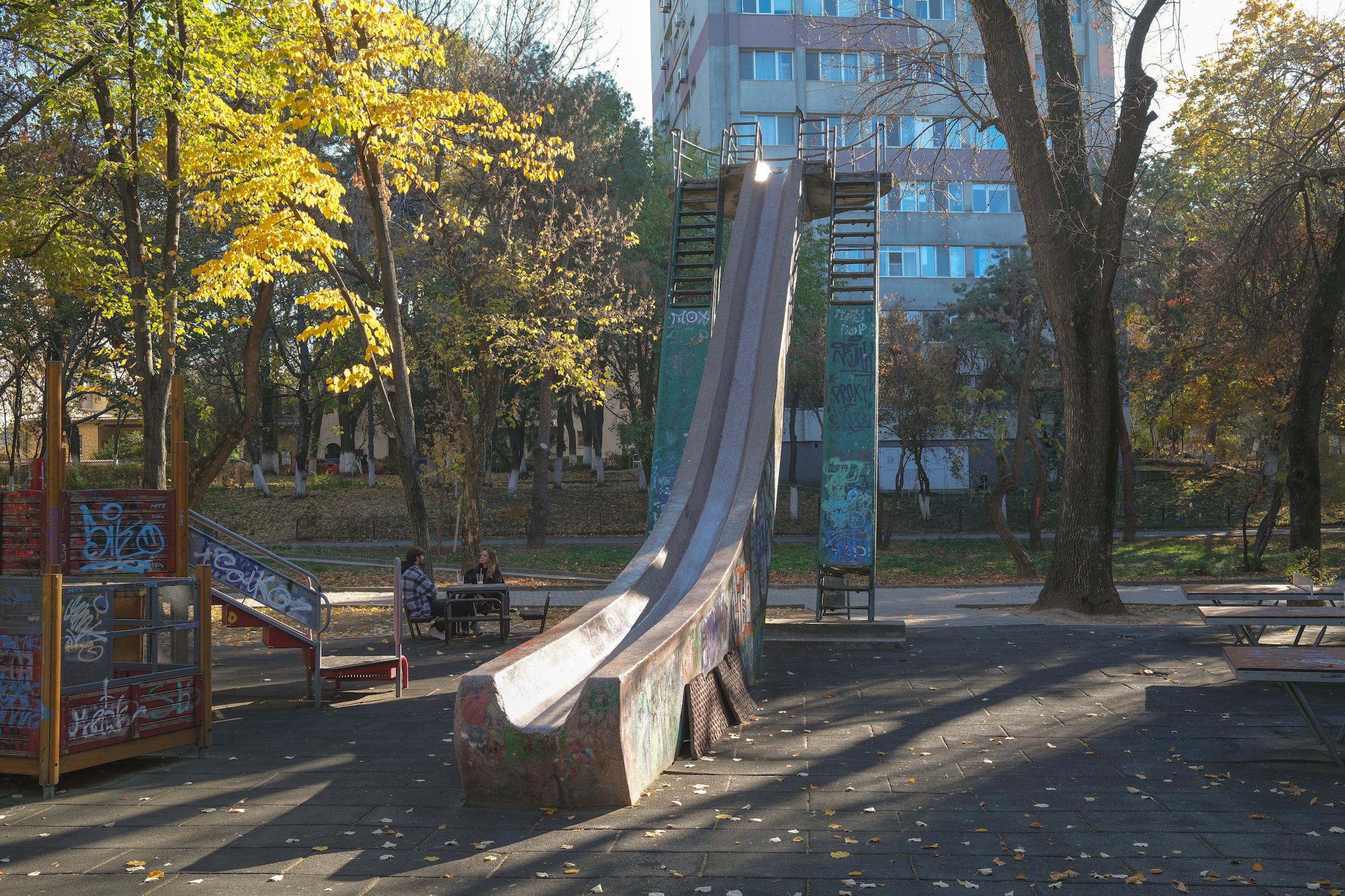 Cel mai vechi tobogan din România încă rezistă în parcul Floreasca din București. „Drumul spre școală începea obligatoriu aici”