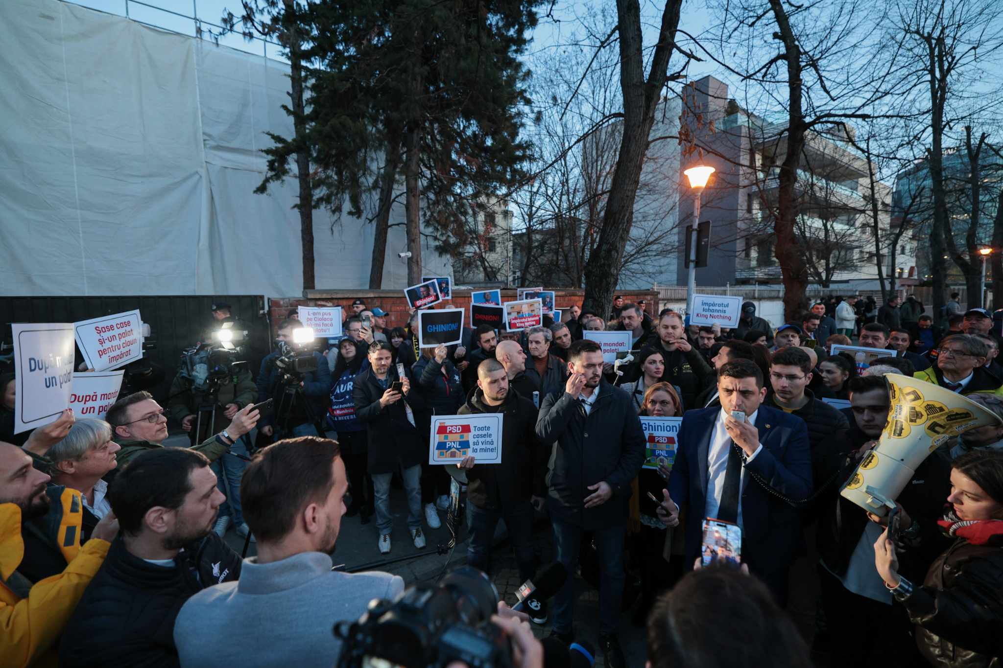 Protest AUR în fața imobilului din Aviatorilor renovat în secret pentru 7 milioane de euro: „După mandat, un palat”