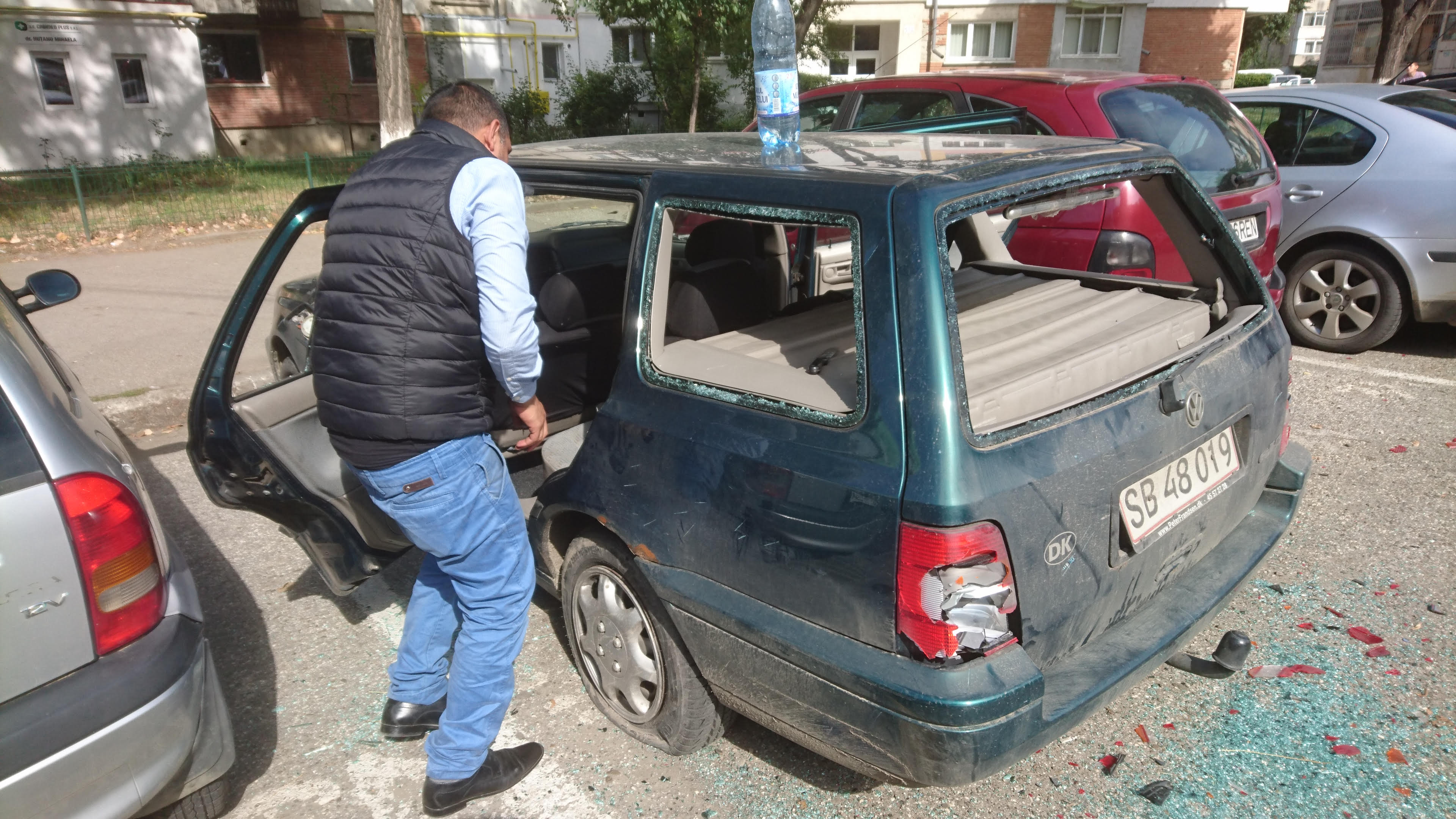 I-a distrus soțului mașina după ce l-a prins cu amanta! GALERIE FOTO