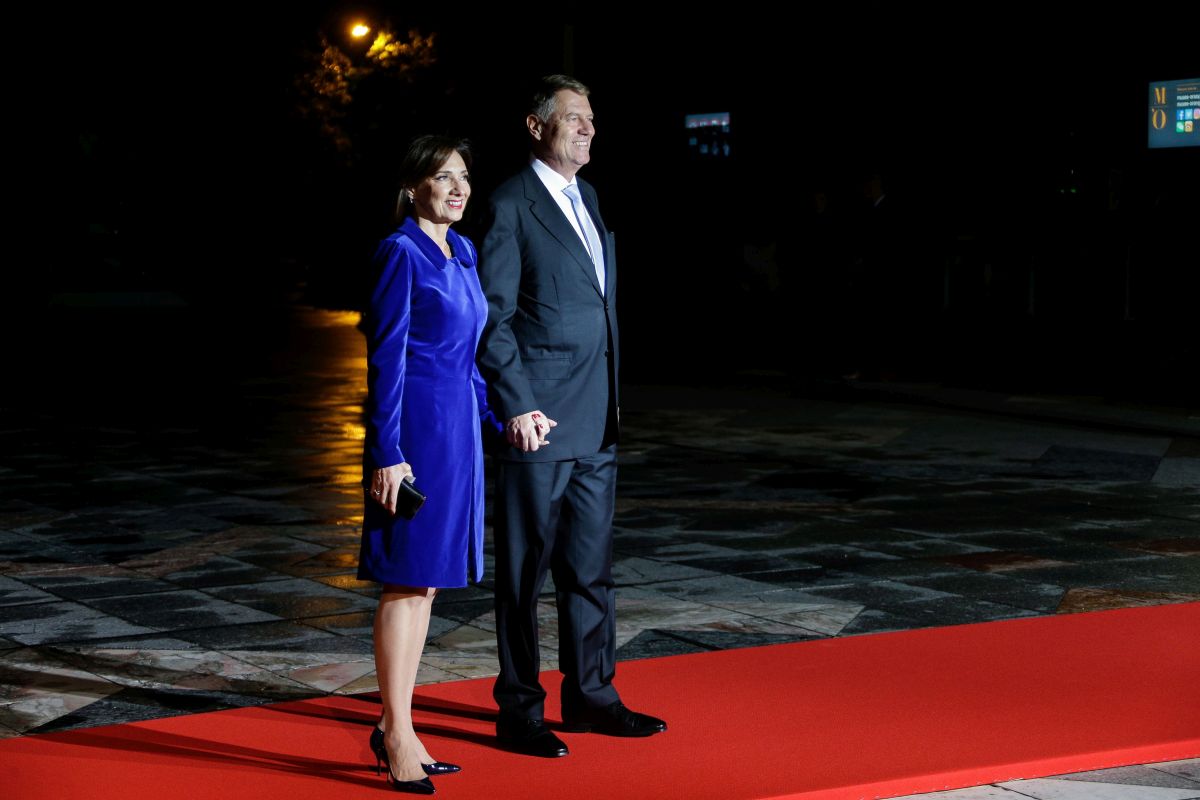 FOTO| Cum s-a îmbrăcat Carmen Iohannis la dineul dat la Paris cu ocazia a 100 de ani de la Ziua Armistițiului. Presa internațională a lăudat-o