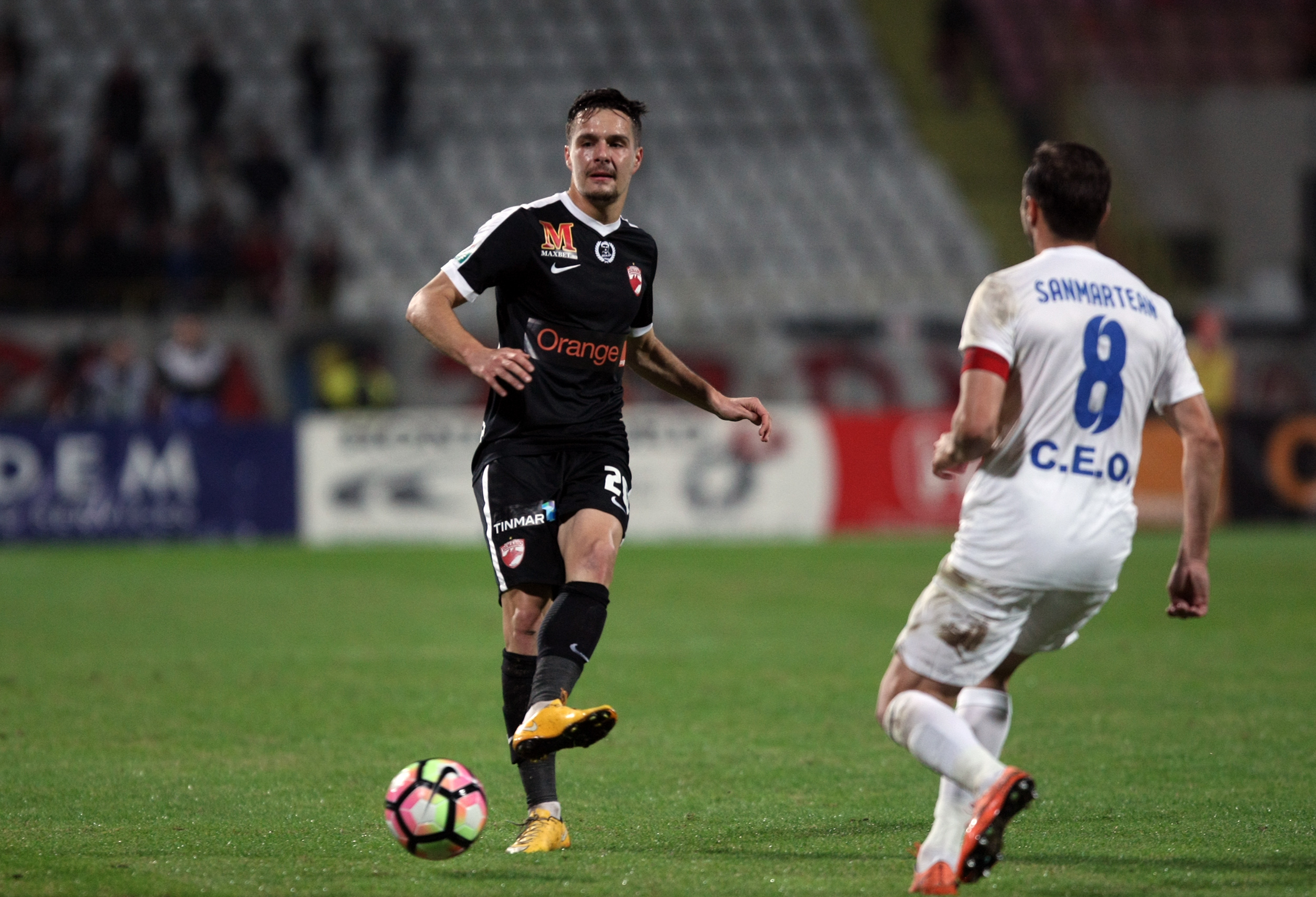 Liga 1, etapa 13. Dinamo - Pandurii 4-0. Autogol incredibil Lazar, ”dublă” Lazăr, plus Palici. ”Câinii”, în negru, în memoria lui Titi Frățilă. Fanii i-au cerut demisia lui Ando / VIDEO